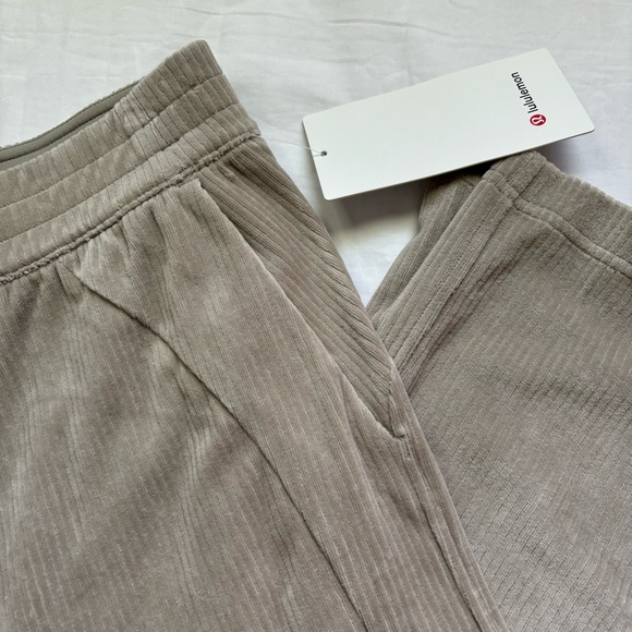 Lululemon Scuba MR Wide-Leg Crop Velvet Cord RVSN Cream Tan Corduroy Size 12 - Picture 2 of 6